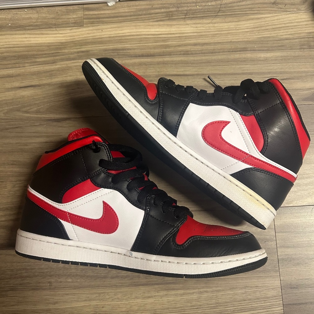 Air Jordan 1 Mid 'Bred Toe' (White, Black, Red)